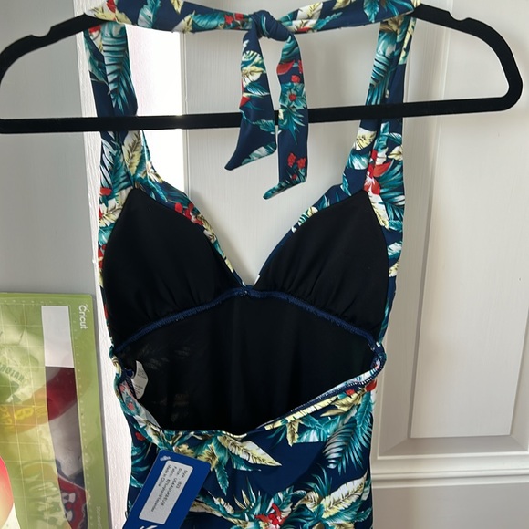 NWT Halter style swimsuit - Picture 4 of 8